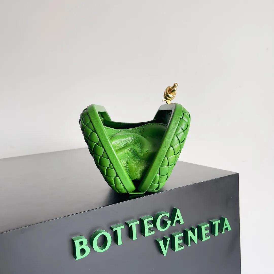 Batch 1860 BV Knot | The classic return of the evening bag. Original leather ➕ Stainless steel hardware ➕ 24k real gold plating ➕ Fully handmade. Those who know the history of our brand should have heard that the knot is a story of Bottega Veneta, and it is also one of the more important design elements. Matthieu Blazy's work this season sublimates Knot's classics, with a new knot design and a woven shoulder strap, plus Fouland Intreccio's weaving technology, adding some fashion to the retro and nostalgic feel of the past. Style number: 717622 Size: 20.5*6*12.5